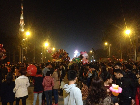 Rộn ràng niềm vui trong ánh sáng rực rỡ của pháo hoa đêm giao thừa ảnh 20