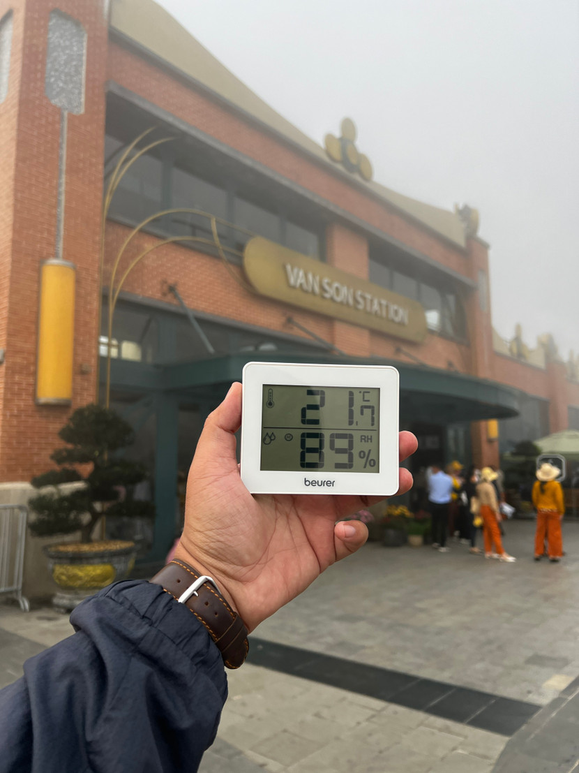 Nhiệt độ trên đỉnh núi Bà Đen luôn thấp hơn thành phố từ 8-10 độ C Nhiệt độ trên đỉnh núi Bà Đen luôn thấp hơn thành phố từ 8-10 độ C