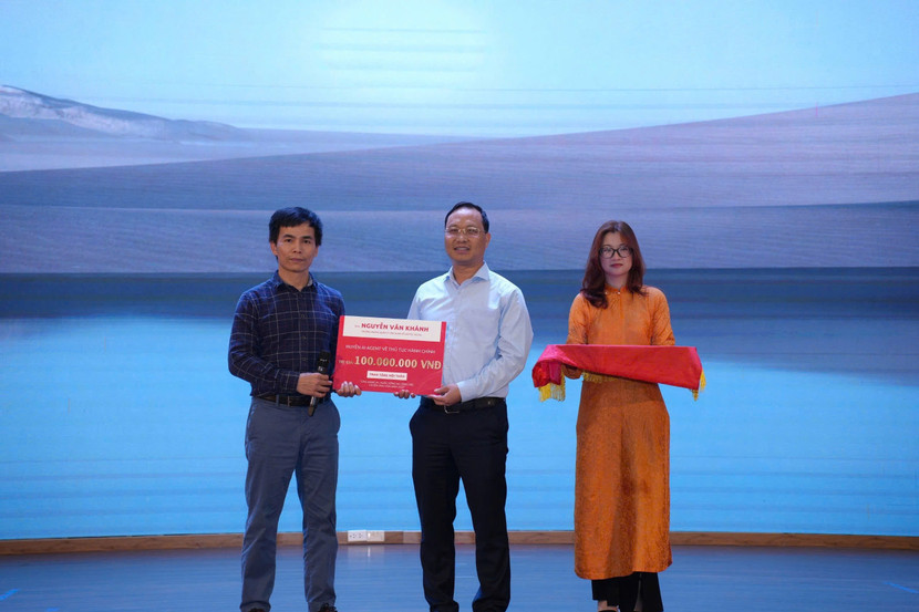 Diễn giả Nguyễn Văn Khánh trao tặng UBND Huyện Ứng Hoà 1 trợ lý AI về thủ tục hành chính trị giá 100 triệu đồng Diễn giả Nguyễn Văn Khánh trao tặng UBND Huyện Ứng Hoà 1 trợ lý AI về thủ tục hành chính trị giá 100 triệu đồng