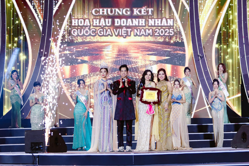 Nguyễn Thị Bích Hợp nhận giải thưởng gồm vương miện tiara, cúp và dải băng sash từ Chủ tịch, Trưởng Ban tổ chức cuộc thi Đặng Gia Bena, Trưởng Ban giám khảo - ca sĩ Ngọc Sơn và Phó Chủ tịch kiêm Ban giám khảo - "Hoa hậu Thiện nguyện" Trịnh Lan Trinh