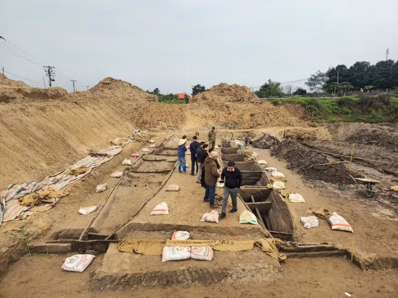 Khu vực khoanh vùng khai quật để phục vụ công tác khảo cổ đối với 2 chiếc thuyền cổ ở Bắc Ninh