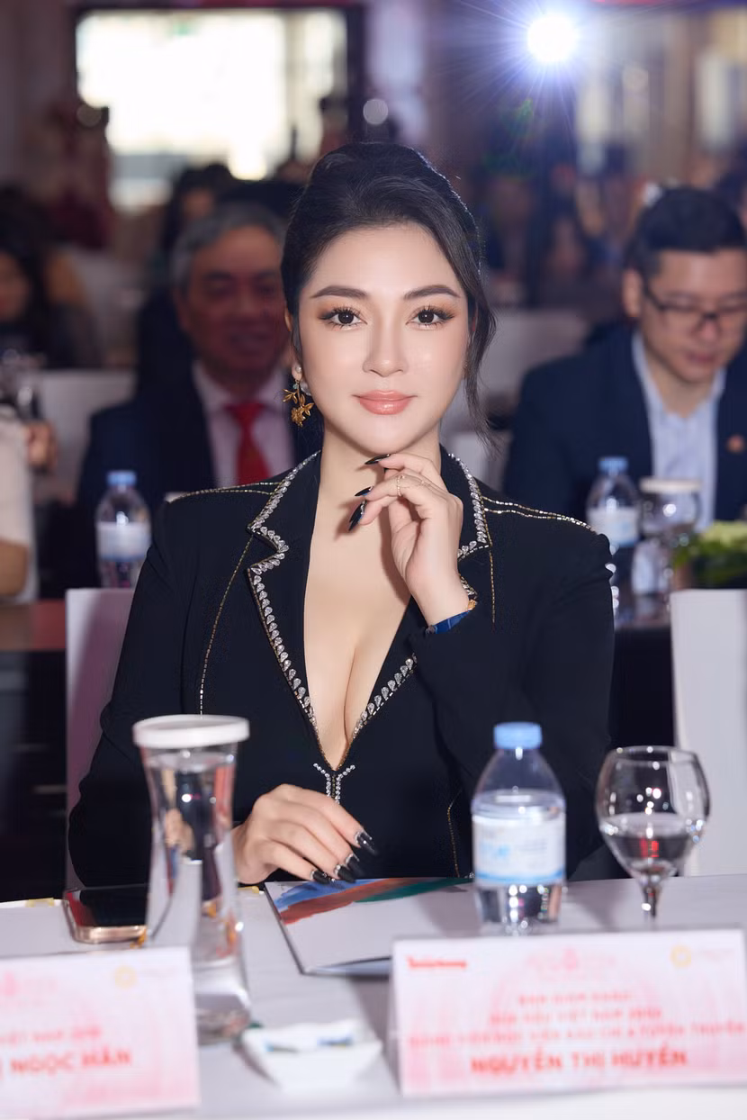 Vẻ đẹp vượt thời gian của cựu "Hoa hậu Việt Nam" Nguyễn Thị Huyền