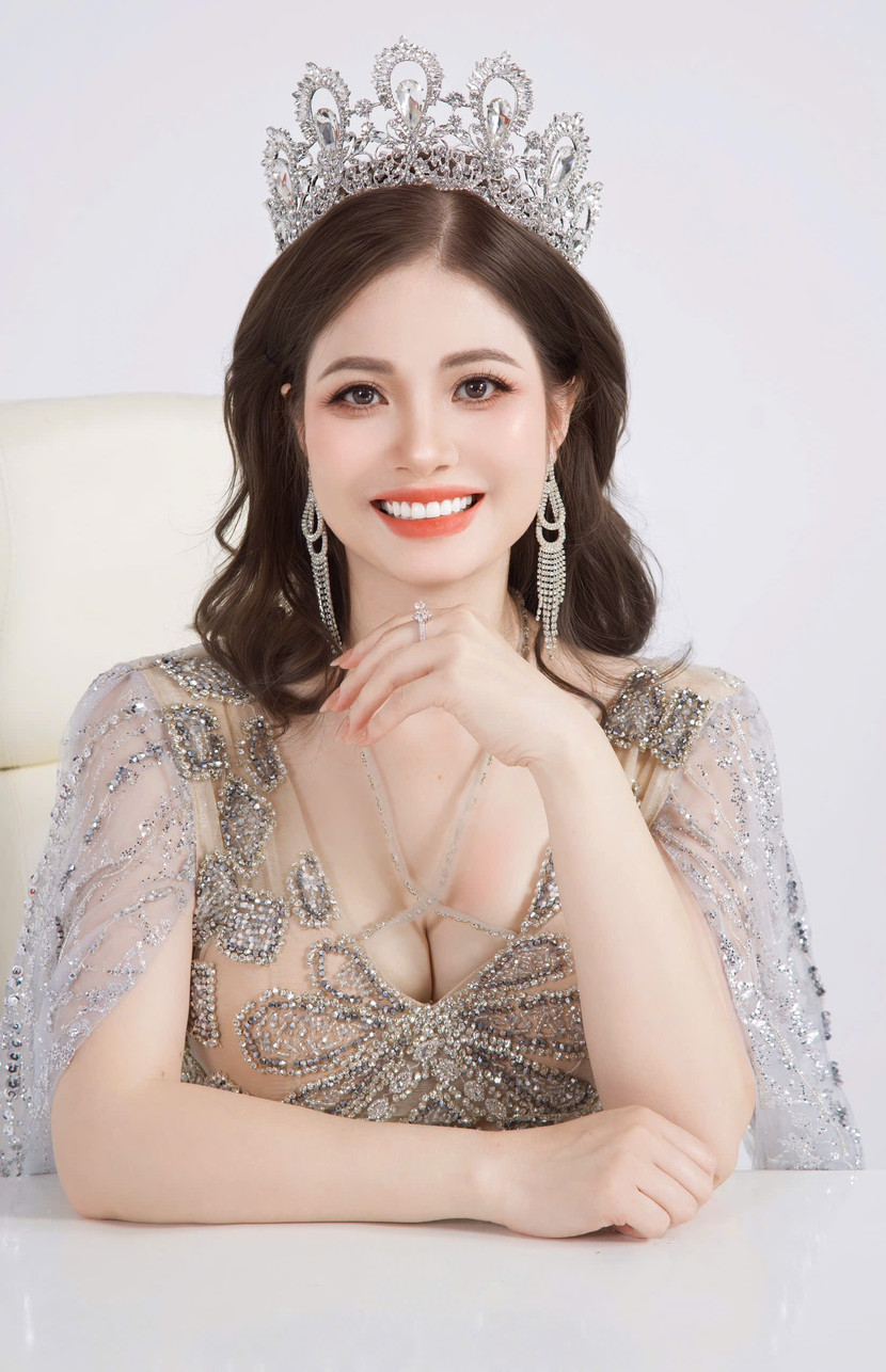 Mới đây, Á hậu Phạm Thị Phương đã chia sẻ bộ ảnh mới sau đăng quang khiến mọi người không ngỏi ngạc nhiên trước sự “lột xác” ngoạn mục của cô. Xuất hiện trong bộ váy dạ hội lộng lẫy, nữ doanh nhân miền Trung thu hút với vẻ ngoài quyến rũ và tỏa sáng.