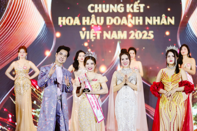 Nữ doanh nhân quê Hà Tĩnh - Phạm Thị Phương đăng quang Á hậu 3 "Hoa hậu Doanh nhân Việt Nam 2025". Người đẹp chia sẻ, danh hiệu này không chỉ là niềm vinh dự mà còn là một cột mốc quan trọng, tiếp thêm động lực để cô tiếp tục phấn đấu và cống hiến nhiều hơn cho cộng đồng. Cũng theo Phạm Thị Phương, danh hiệu Á hậu 3 không chỉ mang lại cho cô cơ hội lan tỏa những thông điệp tích cực, mà còn là nguồn động lực để cô hoàn thành sứ mệnh của mình trong công việc và xã hội với hy vọng sẽ truyền cảm hứng cho những người phụ nữ trẻ, những người đang mơ ước và tìm kiếm cơ hội để thay đổi cuộc đời.