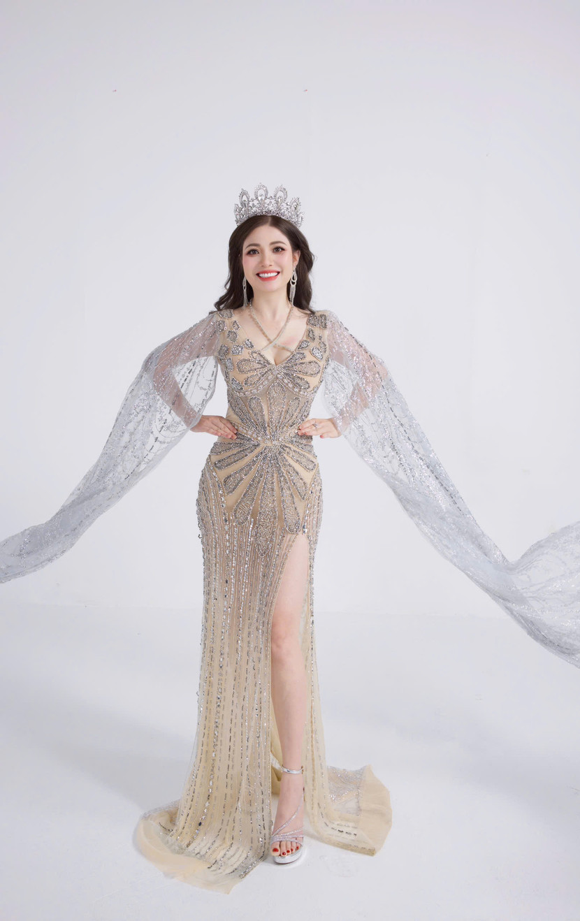 “Tôi tin rằng, một danh hiệu cao quý chỉ thực sự trọn vẹn khi nó được dùng để lan tỏa những điều tốt đẹp đến cộng đồng. Ngay sau khi đăng quang, tôi đã thực hiện chương trình hỗ trợ 50 chiếc chăn ấm cho bà con nghèo tại Đắk Lắk, Gia Lai. Đó không chỉ là những món quà vật chất, mà còn là thông điệp yêu thương, chia sẻ và khích lệ tinh thần dành cho những hoàn cảnh khó khăn. Trong tương lai, tôi sẽ tiếp tục nhân rộng những hoạt động thiện nguyện, hướng đến những người yếu thế trong xã hội. Tôi mong muốn được góp phần mang lại sự ấm áp, bình yên và hy vọng cho những cuộc đời còn khó khăn." - Phạm Thị Phương bộc bạch.