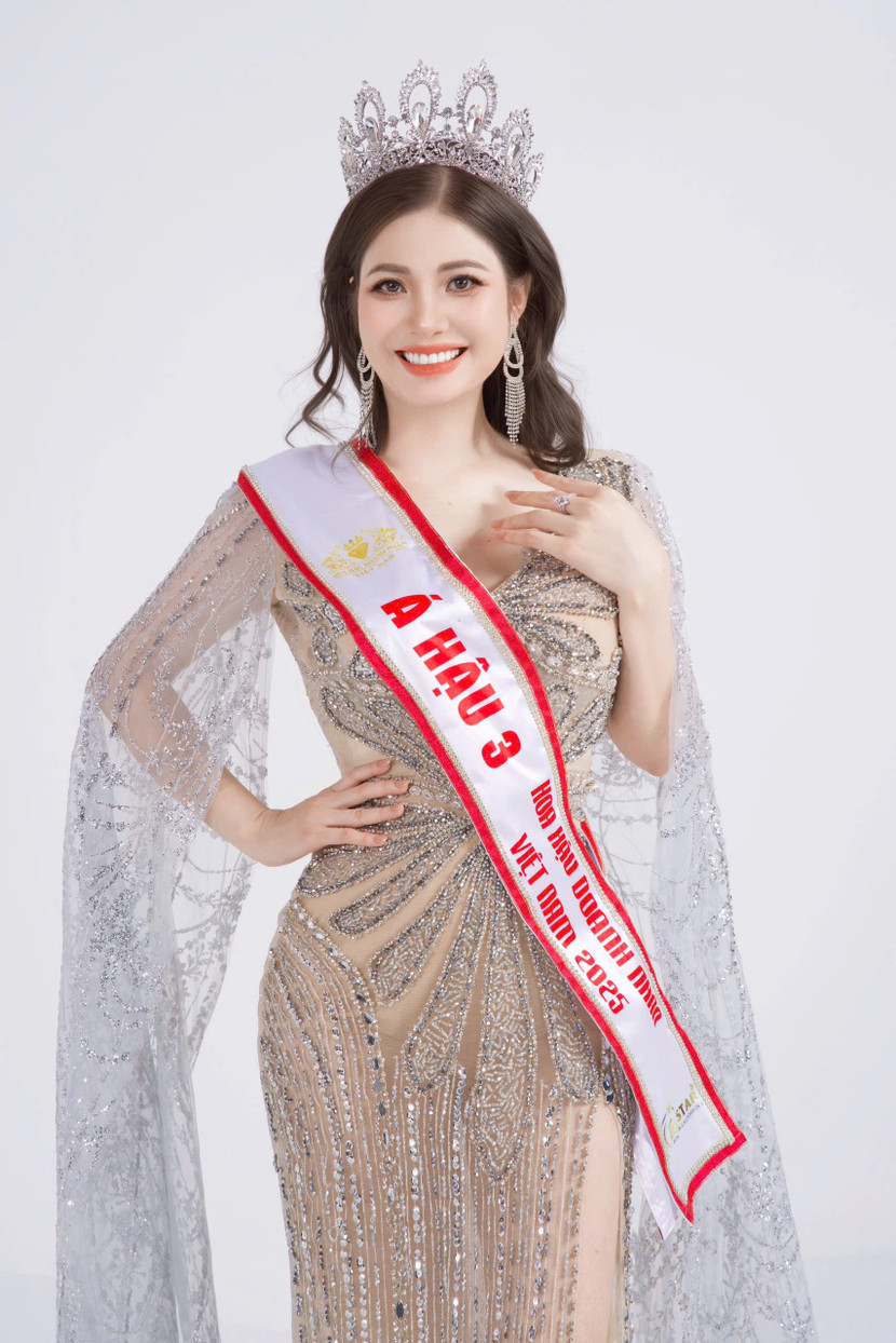 Sau ba tuần đăng quang, Phạm Thị Phương vẫn miệt mài với công việc, không ngừng học hỏi và phát triển bản thân, đồng thời thực hiện sứ mệnh cao cả của mình. Nàng Á hậu họ Phạm cho biết cô sẽ đồng hành cùng cuộc thi "Hoa hậu Doanh nhân Quốc gia Việt Nam 2025" sắp tới, trao tặng 50 chiếc chăn hè cao cấp là sản phẩm do chính cô sản xuất cho các bà con có hoàn cảnh khó khăn tại phố núi Tây Nguyên trong hành trình thiện nguyện "Trao sinh kế".