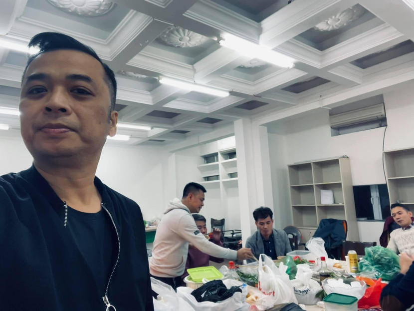 NSƯT Phùng Tiến Minh ghi lại khoảnh khắc hậu trường tập luyện chương trình "Táo Quân 2021"