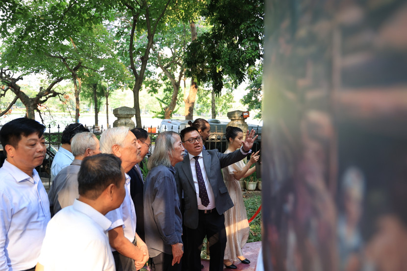 Đồng chí Lê Quốc Minh, Ủy viên Trung ương Đảng, Tổng Biên tập Báo Nhân dân, Phó Trưởng Ban Tuyên giáo Trung ương, Chủ tịch Hội Nhà báo Việt Nam giới thiệu về bức tranh có ý nghĩa và giá trị đặc biệt. Đồng chí Lê Quốc Minh, Ủy viên Trung ương Đảng, Tổng Biên tập Báo Nhân dân, Phó Trưởng Ban Tuyên giáo Trung ương, Chủ tịch Hội Nhà báo Việt Nam giới thiệu về bức tranh có ý nghĩa và giá trị đặc biệt.