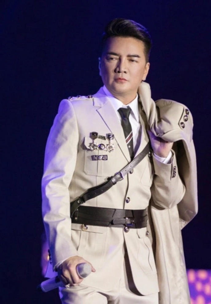 Bộ trang phục được Đàm Vĩnh Hưng đưa lên sân khấu đêm live-concert diễn ra tối 4-5-2024 tại TP.HCM gây tranh cãi