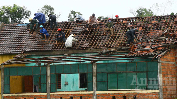 Lốc xoáy làm tốc mái hơn 400 nhà dân ảnh 1