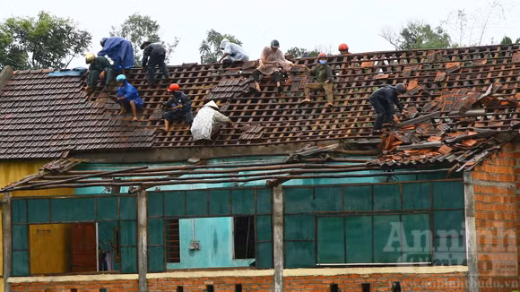 Lốc xoáy làm tốc mái hơn 400 nhà dân ảnh 1