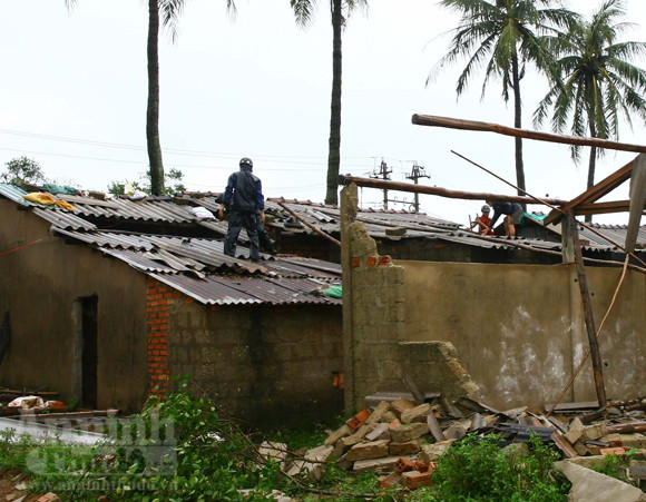 Lốc xoáy làm tốc mái hơn 400 nhà dân ảnh 2