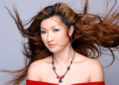 Ca sĩ Nguyễn Hồng Nhung: Mẹ bạc nửa mái đầu vì tôi ảnh 1