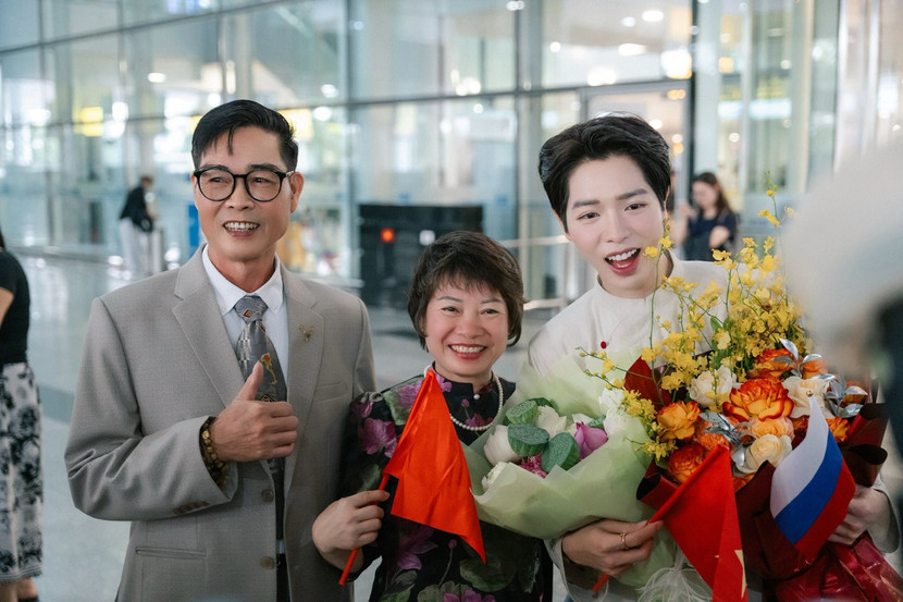 Đức Phúc trở về trong vòng tay chào đón của bố mẹ