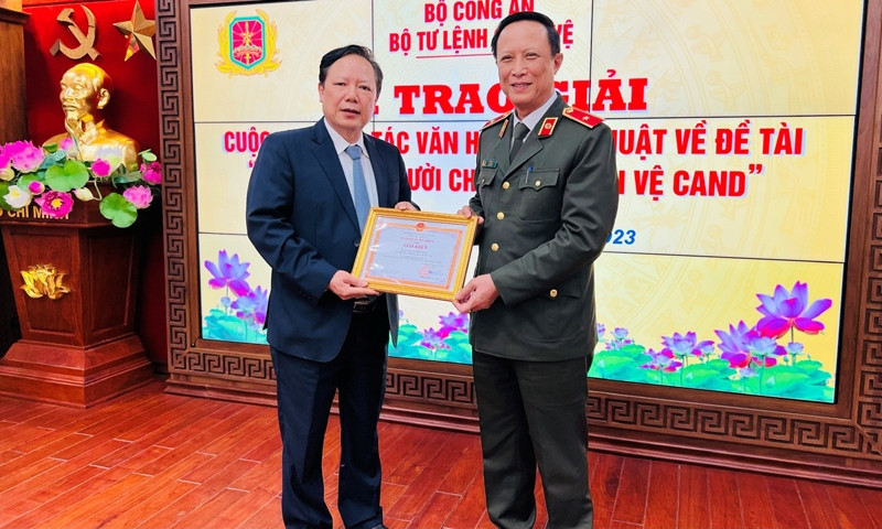 Thiếu tướng Phạm Tiến Cương, Phó Tư lệnh Bộ Tư lệnh Cảnh vệ, Bộ Công an trao Giấy chứng nhận đoạt giải cho tác phẩm “Lặng thầm bước chân” của Nhà báo Tào Khánh Hưng, Phó Tổng biên tập Báo Xây dựng. Thiếu tướng Phạm Tiến Cương, Phó Tư lệnh Bộ Tư lệnh Cảnh vệ, Bộ Công an trao Giấy chứng nhận đoạt giải cho tác phẩm “Lặng thầm bước chân” của Nhà báo Tào Khánh Hưng, Phó Tổng biên tập Báo Xây dựng.