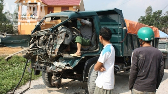 Chiếc xe tải bị tàu đâm trực diện, tài xế may mắn thoát chết ảnh 1