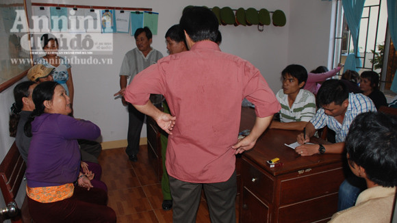 Phá ổ bạc các quí bà trong chợ ông Bố ảnh 1