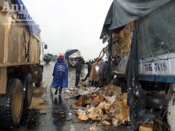 Xe tải đấu đầu, 2 tài xế thương vong ảnh 1