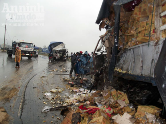 Xe tải đấu đầu, 2 tài xế thương vong ảnh 2