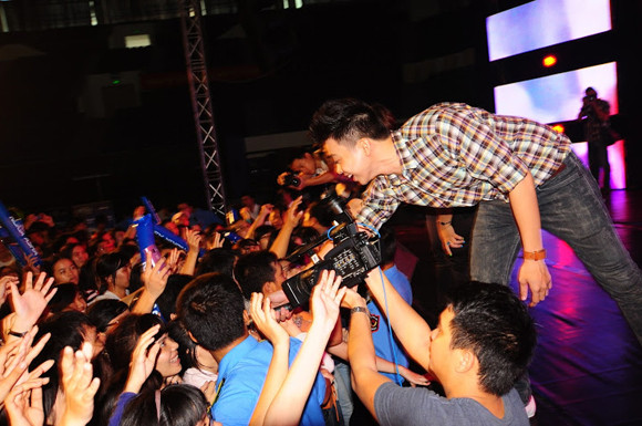 Sinh viên Đà Nẵng bị các ngôi sao Idol "tấn công" ảnh 10