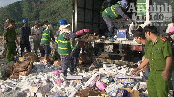 Tiêu hủy hàng nghìn mỹ phẩm và đồ chơi trẻ em không rõ nguồn gốc ảnh 1