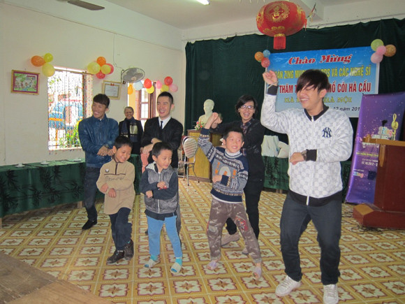 Ca sĩ ZMA sưởi ấm trái tim trẻ mồ côi ảnh 9