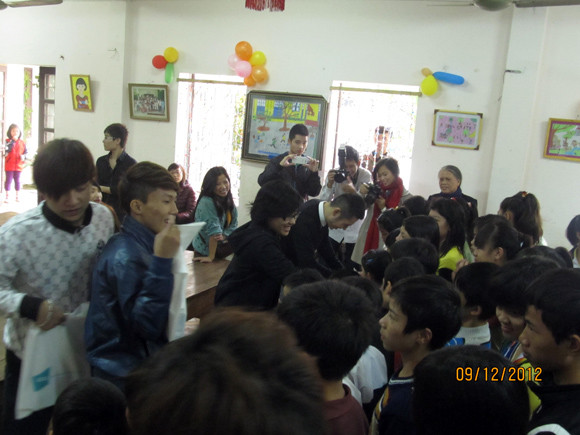 Ca sĩ ZMA sưởi ấm trái tim trẻ mồ côi ảnh 2