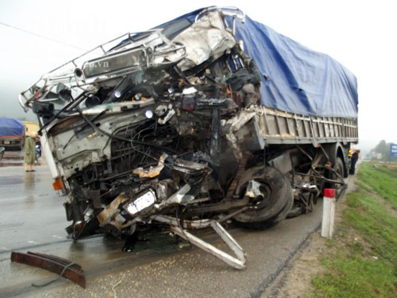 Xe tải đấu đầu, 2 tài xế thương vong ảnh 4