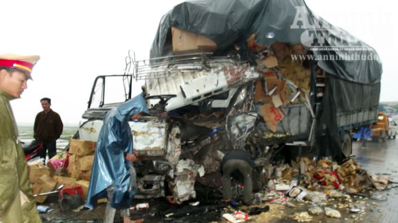 Xe tải đấu đầu, 2 tài xế thương vong ảnh 3