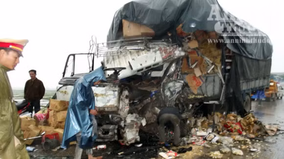 Xe tải đấu đầu, 2 tài xế thương vong ảnh 3