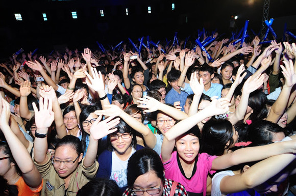 Sinh viên Đà Nẵng bị các ngôi sao Idol "tấn công" ảnh 5