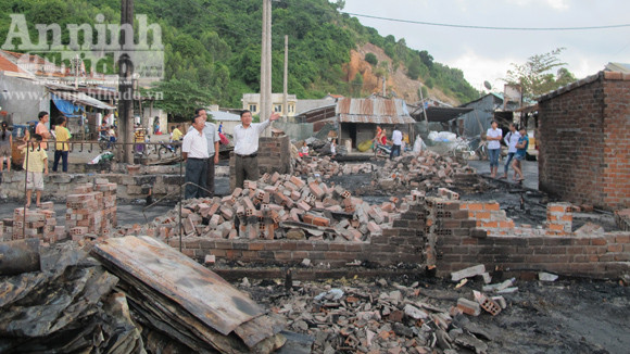 Phú Yên: Hỏa hoạn thiêu rụi 12 nhà dân ảnh 1