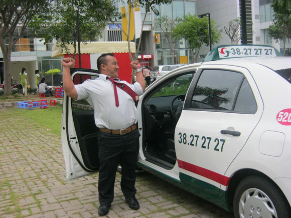 Hiếu Hiền "bỏ nghề" đi lái Taxi may mắn ảnh 6