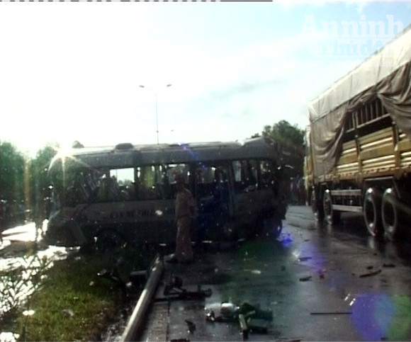 Xe khách gây tai nạn nghiêm trọng, 3 người chết, 6 người bị thương ảnh 2