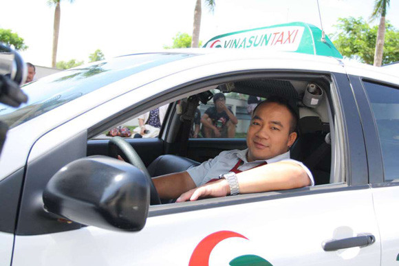 Hiếu Hiền "bỏ nghề" đi lái Taxi may mắn ảnh 1