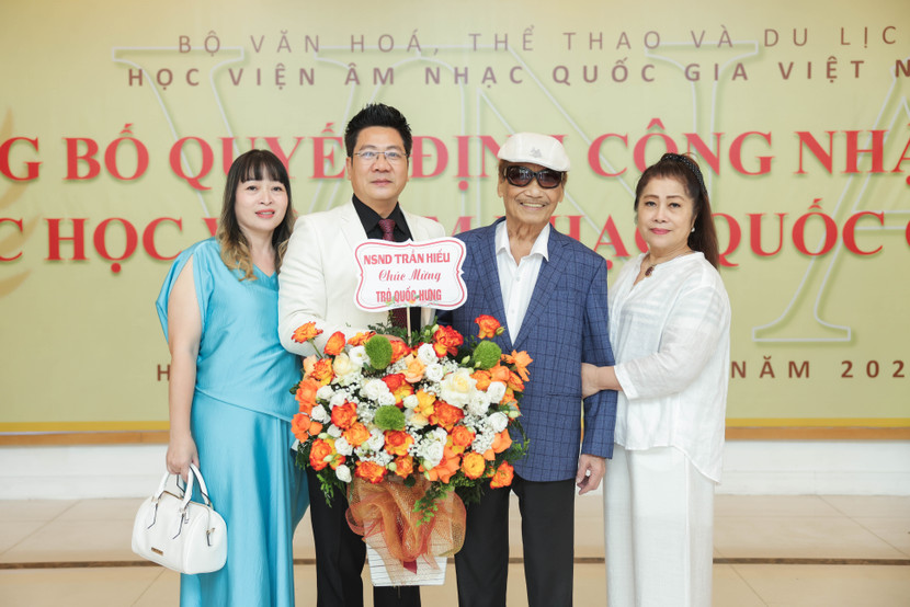 Nghệ sĩ đàn tỳ bà Thu Quyên - bà xã của TS.NSND Quốc Hưng cùng vợ chồng NSND Trần Hiếu - những người có ý nghĩa quan trọng trong sự nghiệp của TS.NSND Quốc Hưng