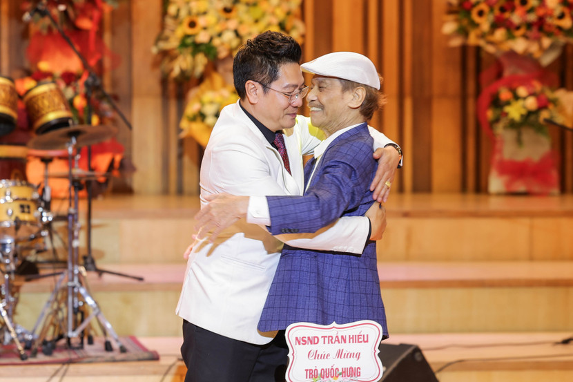 NSND Trần Hiếu chúc mừng học trò xuất sắc của mình đảm nhận trọng trách mới