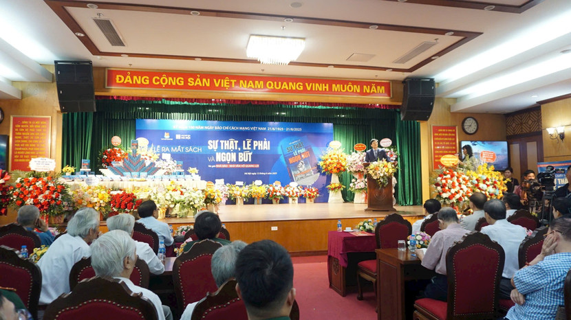 Lễ ra mắt sách của nhà báo - nhà văn Hồ Quang Lợi thu hút sự tham gia của đông đảo các địa diện Bô, ban, ngành, các nhà báo lão thành và giới trí thức Lễ ra mắt sách của nhà báo - nhà văn Hồ Quang Lợi thu hút sự tham gia của đông đảo các địa diện Bô, ban, ngành, các nhà báo lão thành và giới trí thức