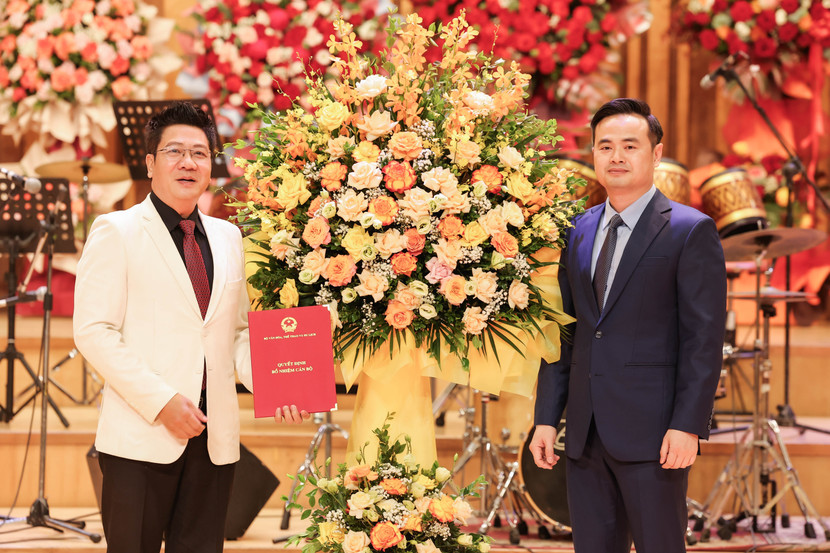 Đại diện lãnh đạo Bộ VHTT&amp;DL trao quyết định bổ nhiệm TS.NSND Quốc Hưng giữ vị trí Giám đốc Học viện Âm nhạc Quốc gia Việt Nam