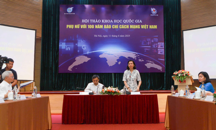 Ông Phan Toàn Thắng - Chánh Văn phòng Hội Nhà báo Việt Nam và bà Nguyễn Thị Minh Hương - Phó Chủ tịch Hội LHPN Việt Nam chủ trì hội thảo