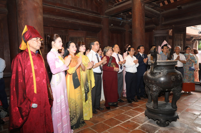 Ban tổ chức chương trình dâng hương tại Văn Miếu - Quốc Tử Giám vào chiều 16-6-2025