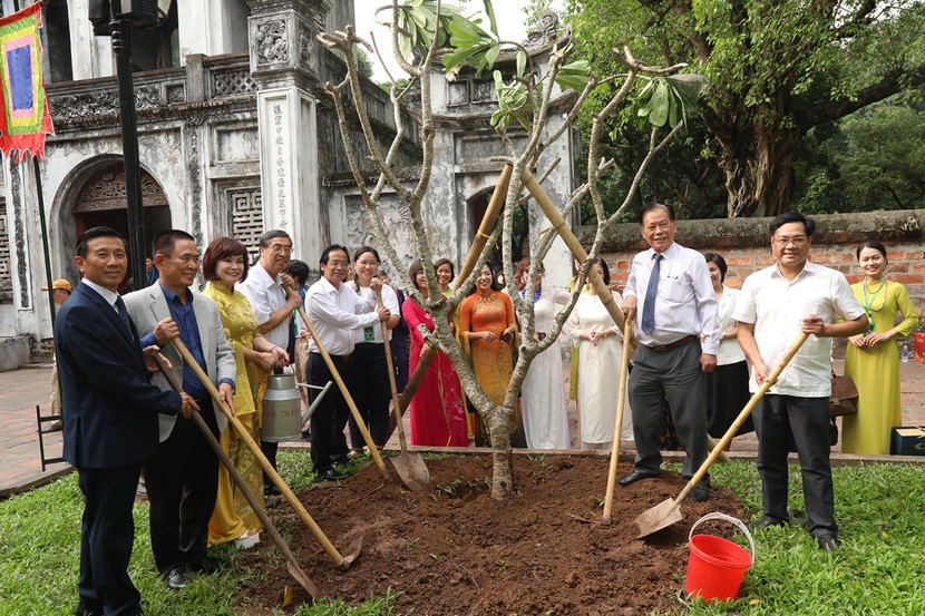 Các đại biểu tham gia hoạt động trồng cây tại Văn Miếu - Quốc Tử Giám