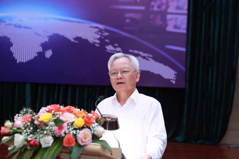 GS.TS Tạ Ngọc Tấn - nguyên Uỷ viên Trung ương Đảng, Phó Chủ tịch thường trực Hội đồng Lý luận Trung ương, nguyên Tổng Biên tập tạp chí Cộng sản, nguyên Giám đốc Học viện Chính trị Quốc gia Hồ Chí Minh