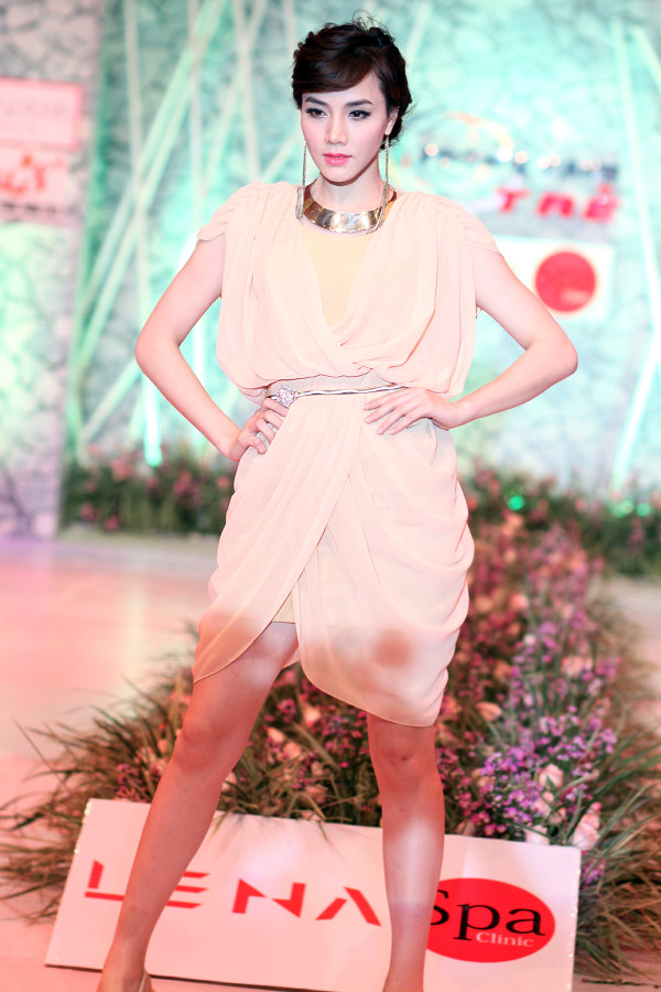 Sau "nghi án" bán dâm, Trang Nhung xuất hiện rạng ngời trên sàn catwalk ảnh 3
