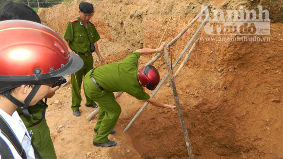 Đào móng nhà, hai người bị vùi lấp ảnh 1