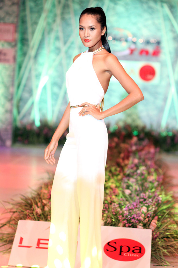 Sau "nghi án" bán dâm, Trang Nhung xuất hiện rạng ngời trên sàn catwalk ảnh 11