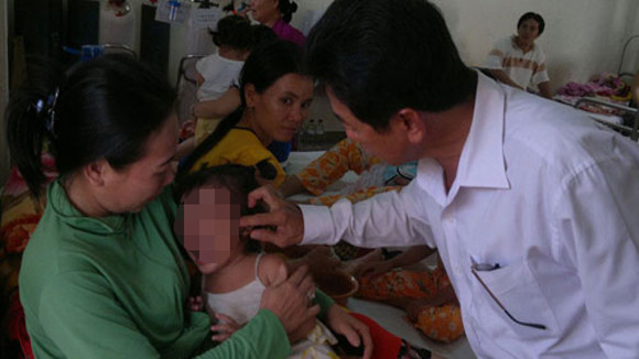 Ông Nguyễn Tuấn Sinh, Phó Giám đốc Sở LĐ-TB-XH tỉnh Cà Mau, thăm hỏi cháu N.T.V. tại bệnh viện Ông Nguyễn Tuấn Sinh, Phó Giám đốc Sở LĐ-TB-XH tỉnh Cà Mau, thăm hỏi cháu N.T.V. tại bệnh viện