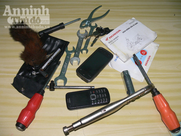 Bị truy nã vẫn thản nhiên cùng người tình đi du hí ảnh 2