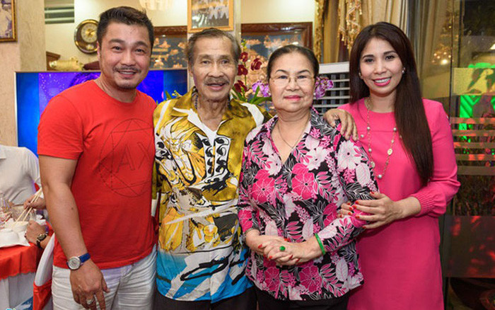 NSND Lý Huỳnh cùng vợ và 2 con Lý Hùng, Lý Hương NSND Lý Huỳnh cùng vợ và 2 con Lý Hùng, Lý Hương