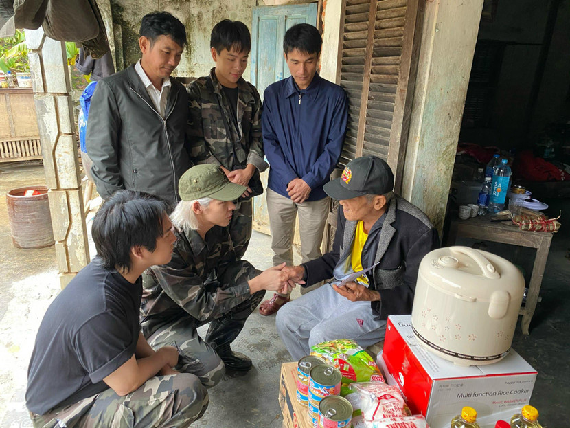 Nguyễn Trần Trung Quân cùng Dennis Đặng và đoàn thiện nguyện của anh về cứu trợ người dân miền Trung Nguyễn Trần Trung Quân cùng Dennis Đặng và đoàn thiện nguyện của anh về cứu trợ người dân miền Trung